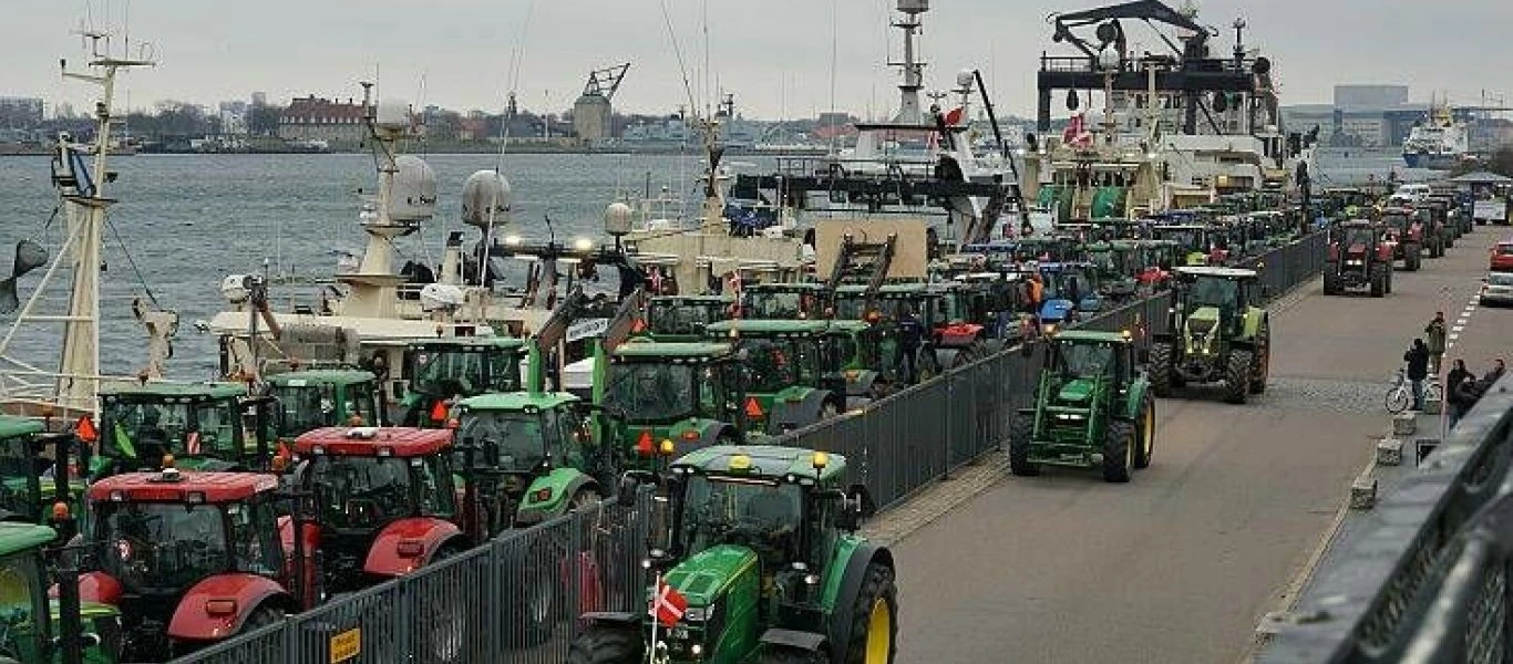 Βγήκαν τα τρακτέρ στην Δανία - Οργή εκτροφέων για τα μινκ: «Με τα μέτρα για τον κορωνοϊό δεν σέβεστε το Σύνταγμα»